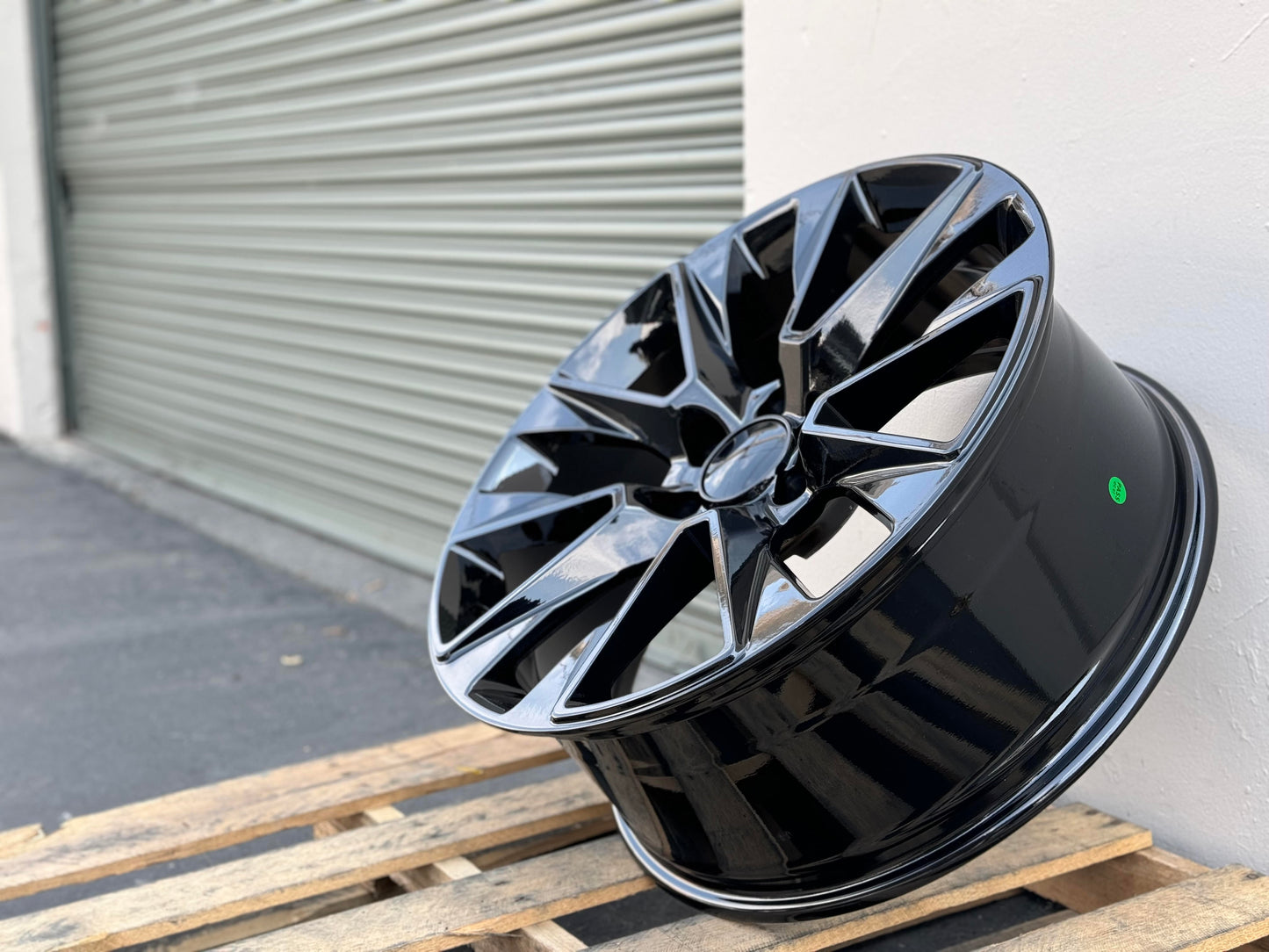 GM6 22x9 6x139.7 +24 78.1 GLOSS BLACK (FITS GMC SILVERADO TAHOE SIERRA)