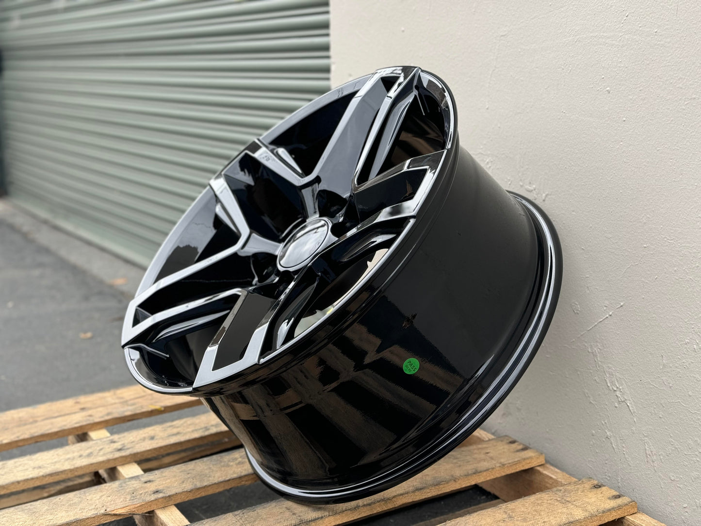 GM5 18X8.5 6X139.7 +24 CB78.1 GLOSS BLACK (FITS GMC SILVERADO TAHOE SIERRA)