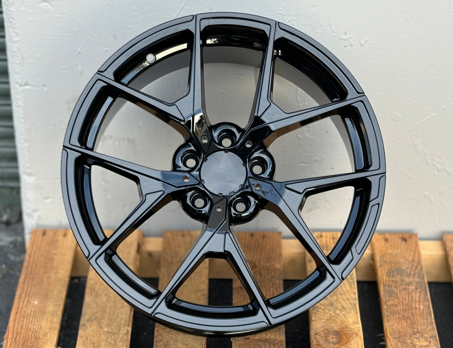 MB19 18x8.5 5x112 +38 66.6 Gloss Black
